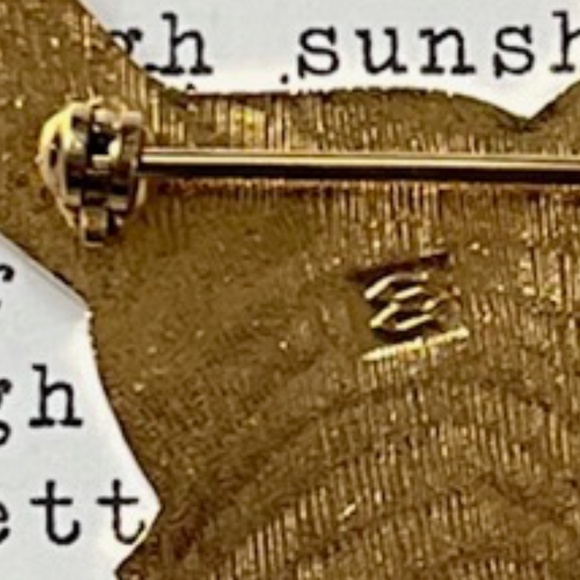 ARTISAN Enamel Cardinal on Holly Pin - Picture 3 of 4